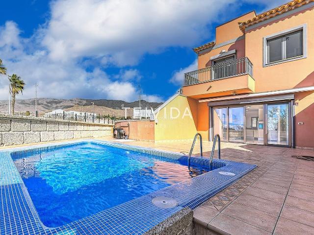 Casa adosada en venta en Adeje, Playa Fañabé Alto. Gran propiedad de categoría en Playa del Duque!. Casas adosadas.