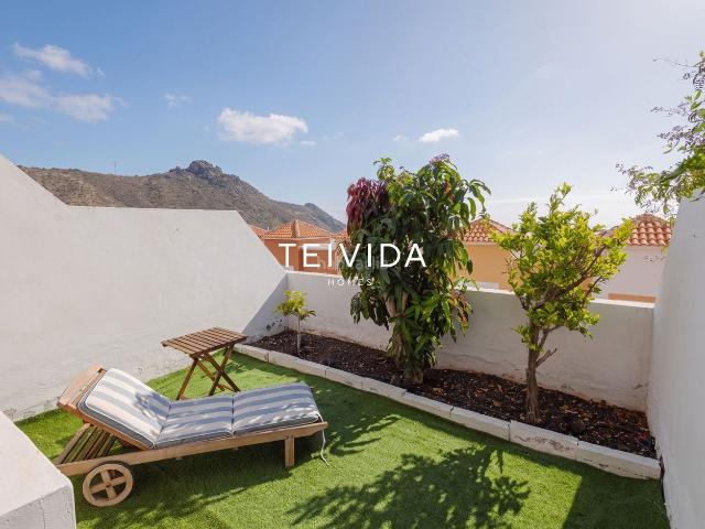 Casa adosada en venta en Adeje, Torviscas Centro y Alto. Tríplex adosado con vistas al mar, piscina y garaje privado en Roque del Conde!. Casas adosadas.