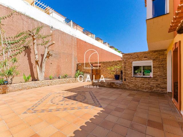 Casa adosada en venta en Adeje, Torviscas Centro y Alto. Exclusivo Adosado con Piscina Privada en Roque del Conde. Casas adosadas.