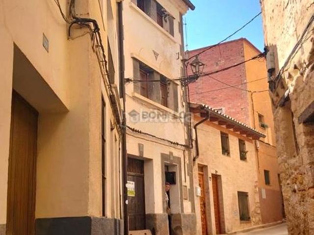 Casa adosada en venta en Ademuz. CASA CON MUCHAS POSIBILIDADES JUNTO AL AYUNTAMIENTO. IMPRESIONANTES VISTAS. Casas adosadas.