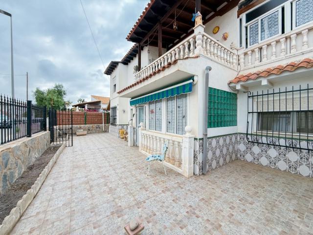 Casa adosada en venta en Águilas, Calabardina. Te presentamos este fantástico chalet adosado en venta en Calabardina, una ubicación ideal para quienes buscan una vivienda amplia. Casas adosadas.