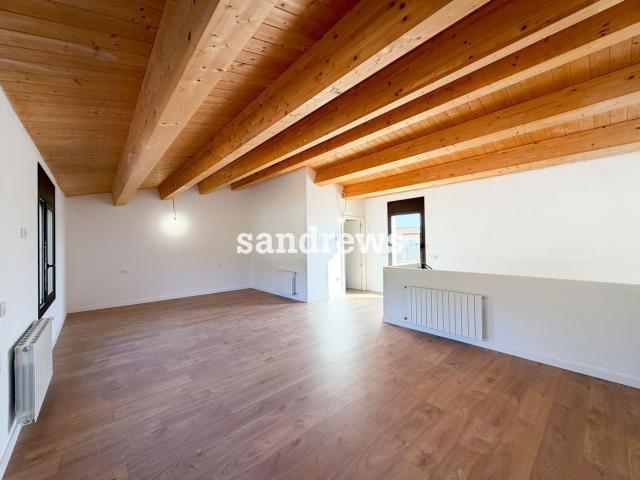 Casa adosada en venta en Agullana. Casa adosada de obra nueva con jardín, terraza y garaje para 3 coches en el Alt Empordà. Casas adosadas.