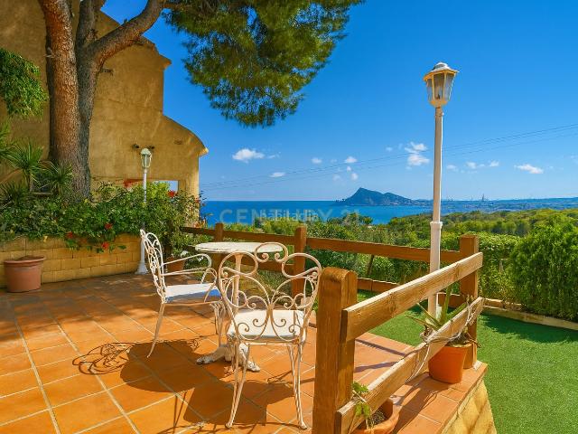 Casa adosada en venta en Altea, Altea Hills. Chalet pareado con terraza y piscina en Altea Hills Vive el Mediterráneo todo el año. Casas adosadas.