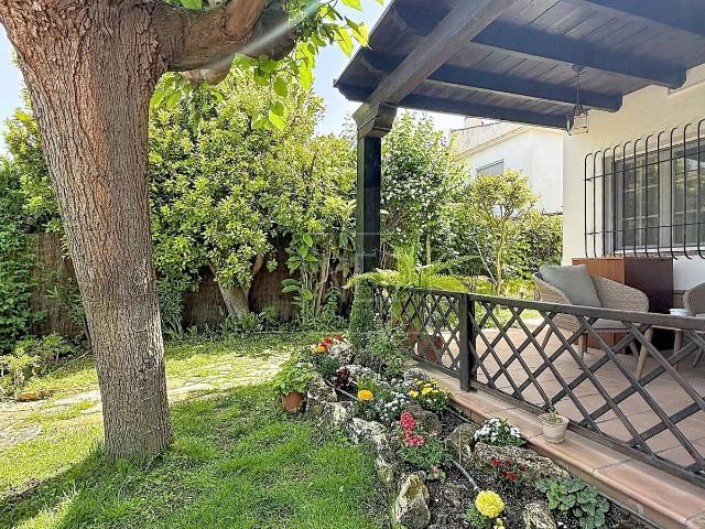 Casa adosada en Venta en Altos de la Zubia