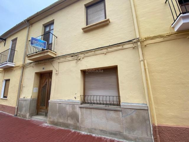 Casa adosada en venta en Albaida. Casa para reforma con gran potencial en el centro de Albaida. Casas adosadas.