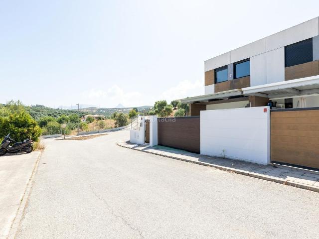 Casa adosada en venta en Albolote. FATASTICA VIVIENDA UNIFAMILIAR EN EL CORTIJO DEL AIRE. Casas adosadas.