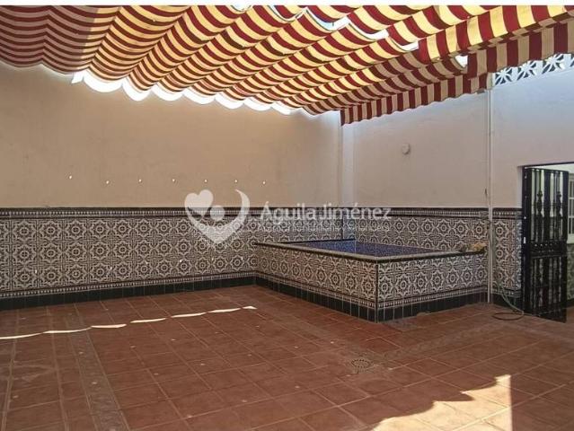 Casa adosada en venta en Alcalá de Guadaira, Oromana. Venta de gran Casa en Oromana, para dos familias. Casas adosadas Alcalá de.