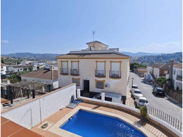 Casa adosada en Venta en Alcaucín