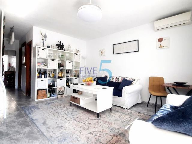 Casa adosada en venta en Alcázares Los, Centro. Espaciosa casa adosada de 3 dormitorios y 2 baños en Los Alcázares, cerca de las comodidades y a 15 minutos andando de la playa. L. Casas adosadas.