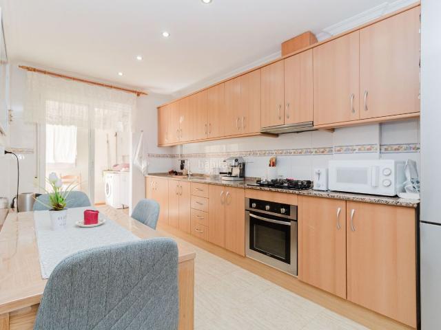 Casa adosada en venta en Alcázares Los, Los Narejos_Punta Calera. PROPIEDAD REF JB035Casa adosada con jardiacuten, terraza y parkingampnbspsituada en Los Alcaacutezares. Distribuida en dos plantas.