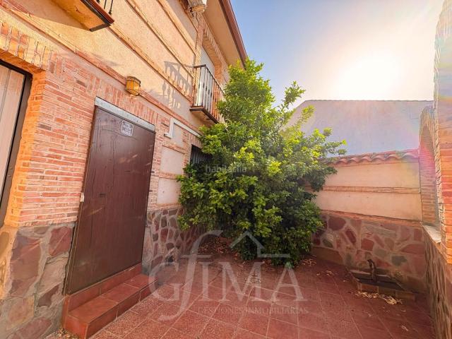 Casa adosada en venta en Alcolea de Calatrava. Casa amplia con patio, garaje y mucho potencial en Alcolea de Calatrava. Casas adosadas Alcolea de.