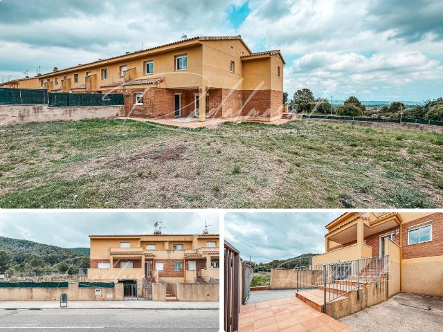 Casa adosada en venta en Alcover. Adosado esquinero con jardín en Alcover. Casas adosadas.