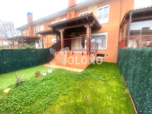 Casa adosada en venta en Alesanco. Magnifico adosado en muy buen estado, urbanización de construcción reciente. Casas adosadas.