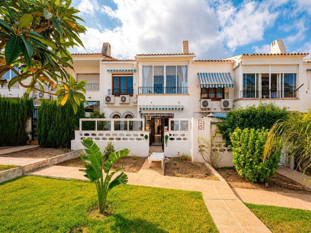 Casa adosada en venta en Alfàs del Pi l´, L´Albir. BONITO CHALET ADOSADO EN EL CORAZÓN DE ALBIR, A SOLO 500 METROS DE LA PLAYA. Casas adosadas Alfàs del Pi.