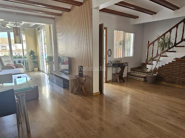 Casa adosada en venta en Alfàs del Pi l´, Pueblo Ubanizaciones. Casa de 3 dormitorios con garaje, chimenea y amplios espacios. Casas adosadas Alfàs del Pi.