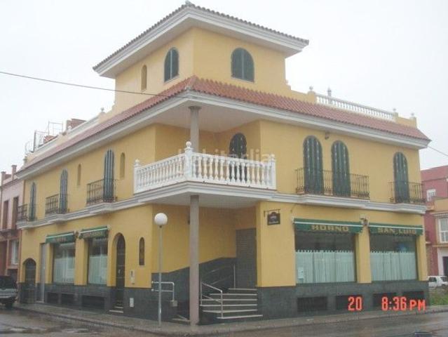 Casa adosada en venta en Algaba La. Edificio con semisótano, local comercial y piso. Casas adosadas Algaba.