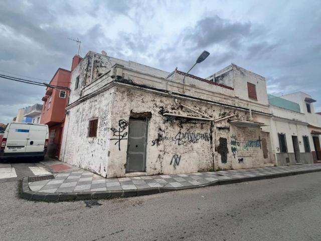 Casa adosada en venta en Algeciras, Bajadilla Fuente Nueva. Casa para reformar con patio, ideal como inversión o primera residencia. Casas adosadas.