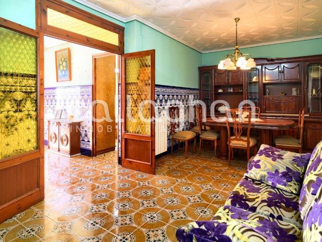 Casa adosada en venta en Algímia de Alfara. Amplia vivienda con chimenea, patio y terraza en entorno natural. Casas adosadas Algímia de.