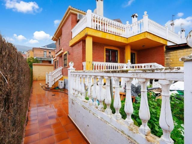 Casa adosada en venta en Alhaurín de la Torre, Manantiales Lagar Cortijo. Esta villa independiente cerca de Málaga ofrece una oportunidad única para quienes buscan privacidad, espacio y potencial.