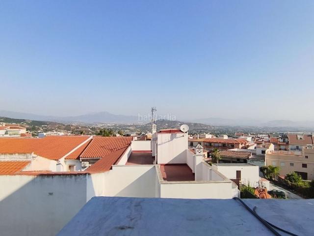 Casa adosada en venta en Alhaurín el Grande, Centro. Casa adosada reformada en el centro de Alhaurín El Grande con terraza privada con excelentes vistas sobre el pueblo y el valle. RE. Casas adosadas.