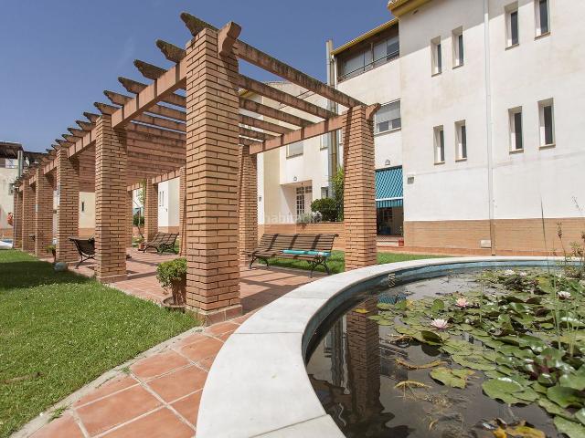 Casa adosada en venta en Alhendín, Ayuntamiento. SE VENDE ESPECTACULAR CASA ADOSADA CON PISCINA COMUNITARIA Y GARAJE EN ALHENDIN con vistas a Sierra Nevada en urbanización privada. Casas adosadas.