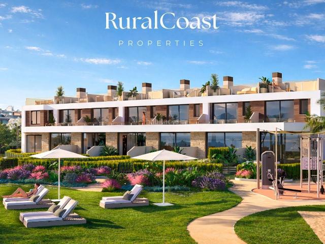 Casa adosada en venta en Alicante, Cabo de las Huertas. Villa en primera línea de mar con jardín, solárium y aparcamiento en El Campello. Casas adosadas.