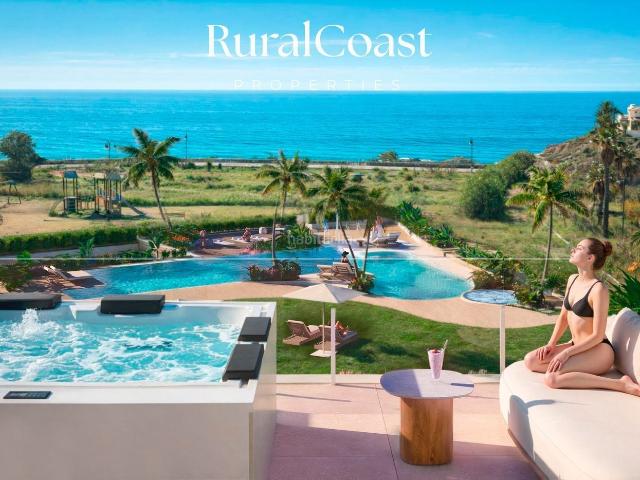 Casa adosada en venta en Alicante, Cabo de las Huertas. Villa en primera línea de mar con jardín, solárium y aparcamiento en El Campello. Casas adosadas.