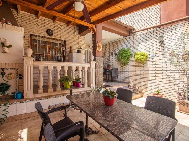 Casa adosada en venta en Alicante, Cabo de las Huertas. CHALET ADOSADO EN AVENIDA COSTABLANCA. Casas adosadas.