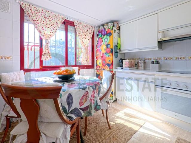 Casa adosada en venta en Alicante, Cabo de las Huertas. Chalet adosado en Cabo de las Huertas con terrazas y a pocos pasos del mar. Casas adosadas.