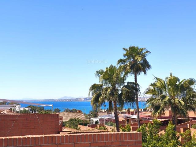 Casa adosada en venta en Alicante, Cabo de las Huertas. Exclusiva vivienda de lujo en Cabo de las Huertas con vistas al mar, solárium y acceso privado a garaje triple. Casas adosadas.