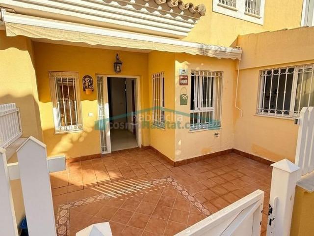 Casa adosada en venta en Alicante, Alicante Golf. Casa adosada en primera línea de golf exclusividad, luz y amplitud en Alicante. Casas adosadas.