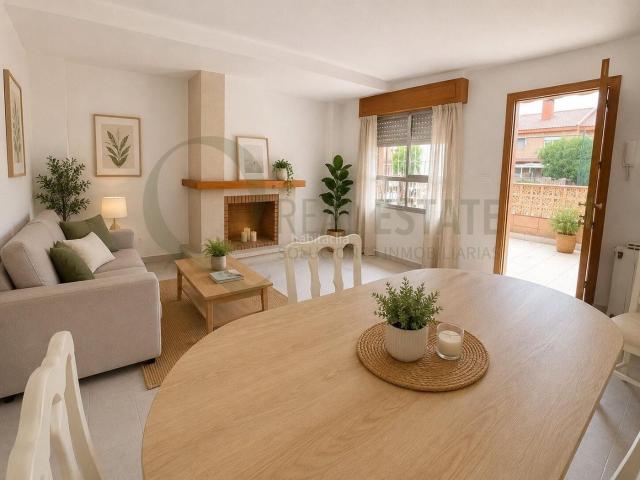 Casa adosada en venta en Alicante, Playa de San Juan. Adosado en Playa de San Juan con terrazas, garaje amplio y piscina comunitaria. Casas adosadas.