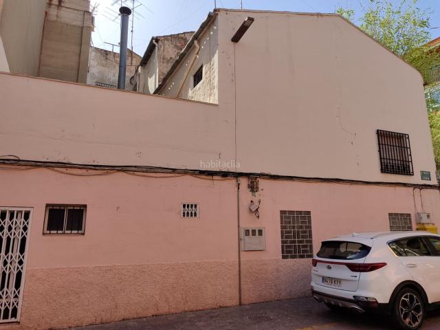 Casa adosada en venta en Almansa. Casa muy céntrica en esquina. Casas adosadas.