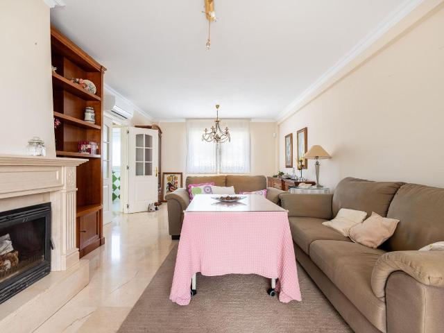 Casa adosada en venta en Almería, Los Molinos Villa Blanca. Tríplex de 224 m2 con solárium, bodega con chimenea y una terraza de ensueño bajo la buganvilla. Casas adosadas.