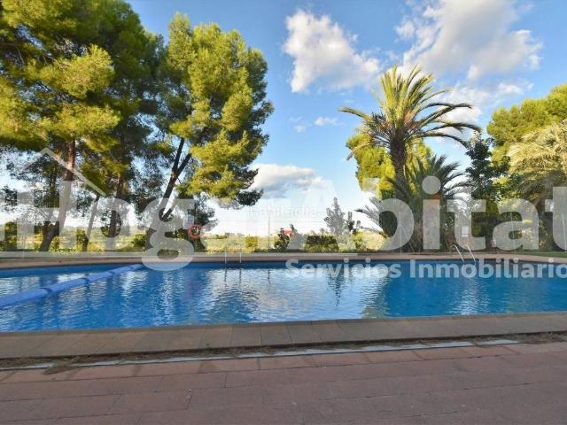 Casa adosada en venta en Almoines. PRECIOSO ADOSADO EN URBANIZACIÓN CON PISCINA, GARAJE Y TERRAZA. Casas adosadas.