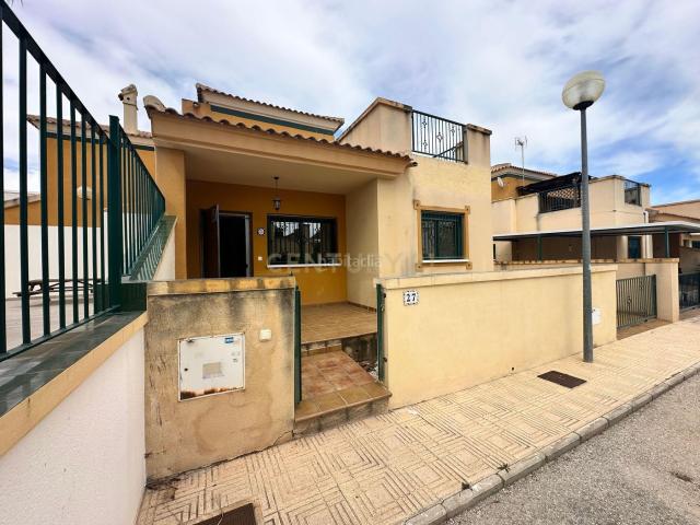 Casa adosada en venta en Almoradí. CASA ADOSADA EN ALMORADI CON PISCINA COMUNITARIA. Casas adosadas.