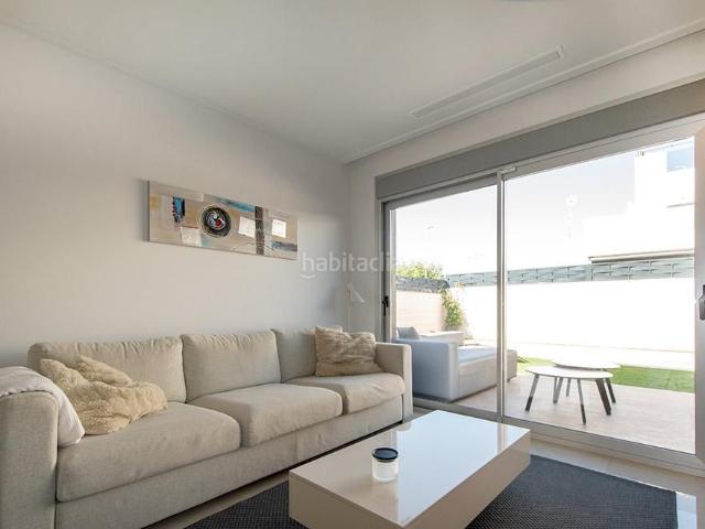 Casa adosada en venta en Almoradí. Casas adosadas.