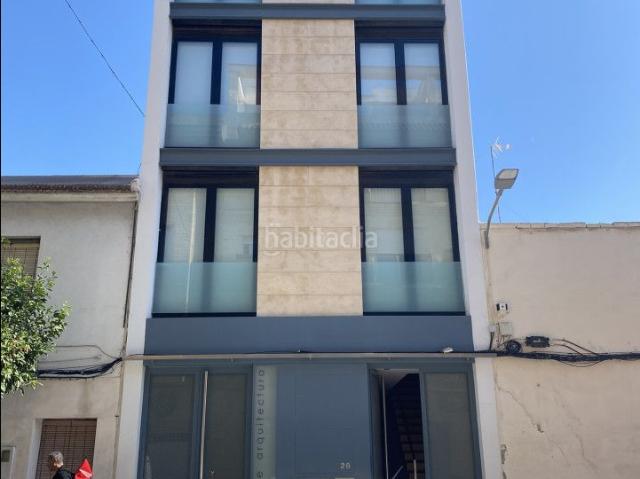 Casa adosada en venta en Almoradí. Esta extraordinaria casa diseñada por un arquitecto combina de manera única el diseño moderno, la funcionalidad y las opciones de. Casas adosadas.