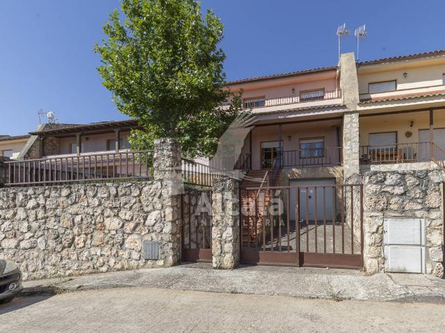 Casa adosada en Venta en Alocén