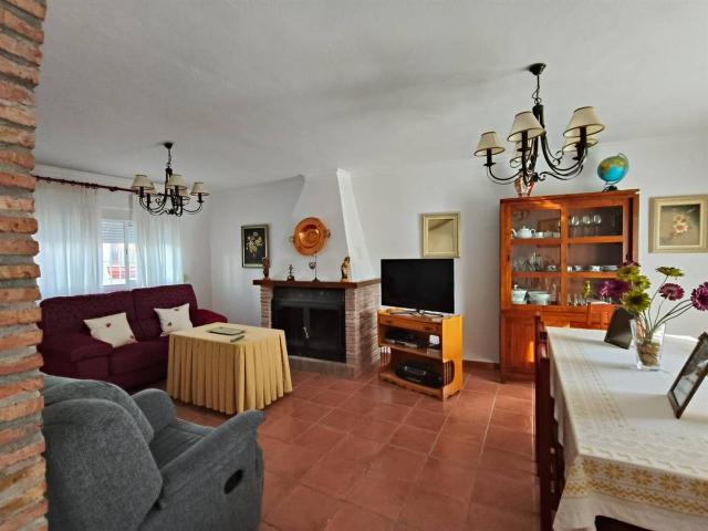 Casa adosada en Venta en Alozaina