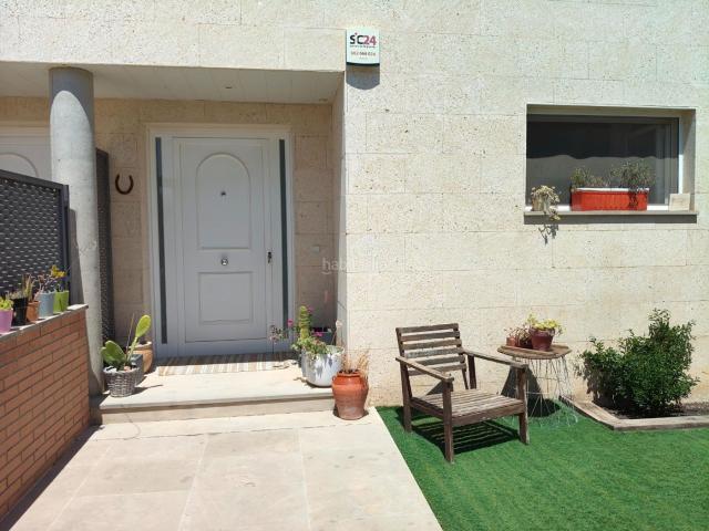 Casa adosada en venta en Alpicat. Cuenta con placas solares. Casas adosadas.