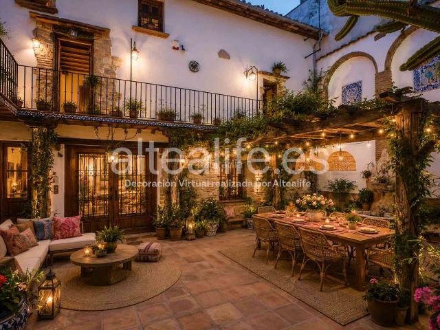 Casa adosada en venta en Gandia, Centro Histórico. Casa Histórica en Venta en zona de Gandía con Gran Patio Interior y Jardín. Casas adosadas.