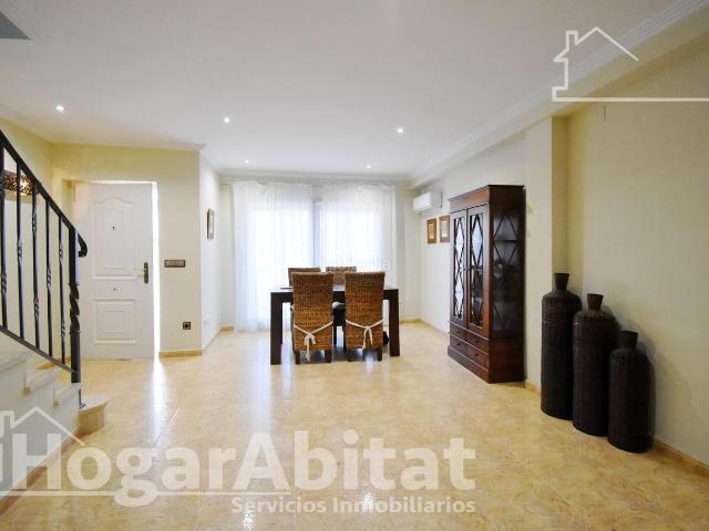 Casa adosada en venta en Alqueria de la Comtessa l´. ESPECTACULAR ADOSADO CON AMPLIO GARAJE Y BALCÓN, EN EL CENTRO. Casas adosadas Alqueria de la Comtessa.