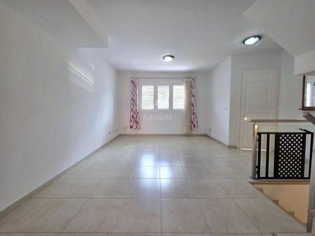 Casa adosada en venta en Arucas, Los Portales Visvique. A la venta estupendo triplex en Los Portales Arucas. Casas adosadas.
