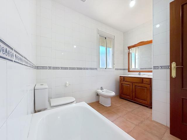 Casa adosada en venta en Ardales. Una oportunidad para vivir junto a uno de los mayores tesoros de Málaga. Casas adosadas.