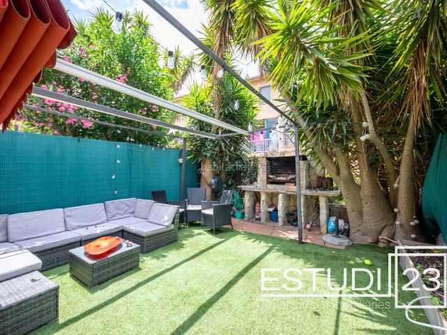Casa adosada en venta en Arenys de Munt. CASA CON JARDÍN Y TERRAZA EN LA ZONA ALTA. Casas adosadas Arenys de.