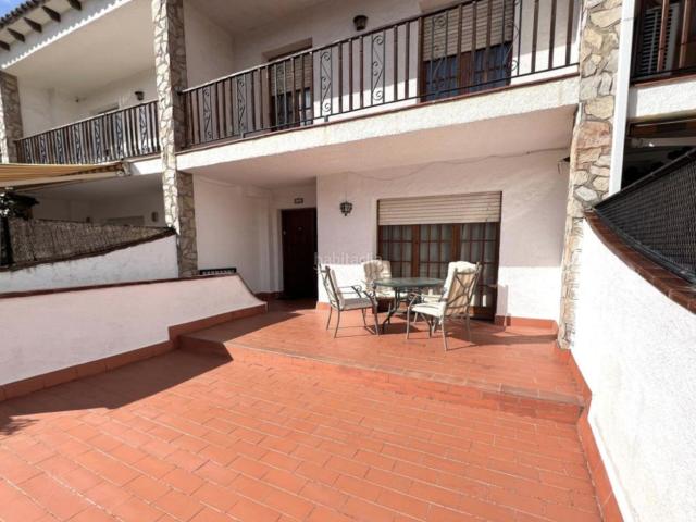 Casa adosada en venta en Arenys de Mar, Zona alta. Presentamos una encantadora casa adosada, situada a escasos pasos de la Riera y del centro de Arenys de Mar. La vivienda de tiene. Casas adosadas.