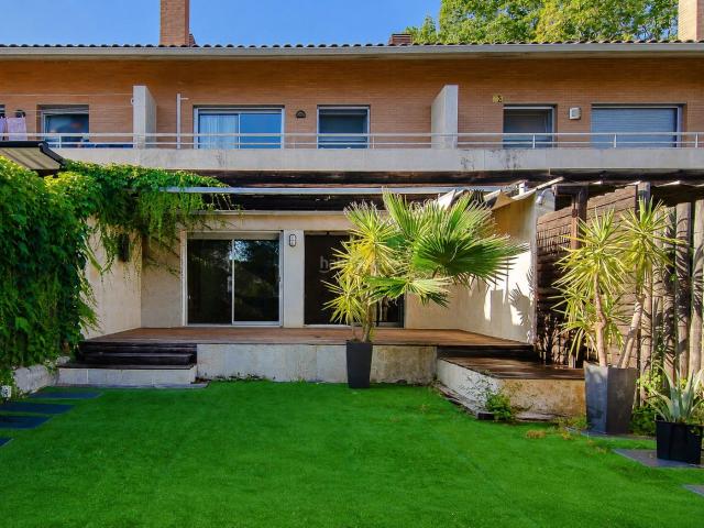 Casa adosada en venta en Arenys de Mar, Zona alta. Un oasis en Can Jalpí. Casas adosadas Arenys de.