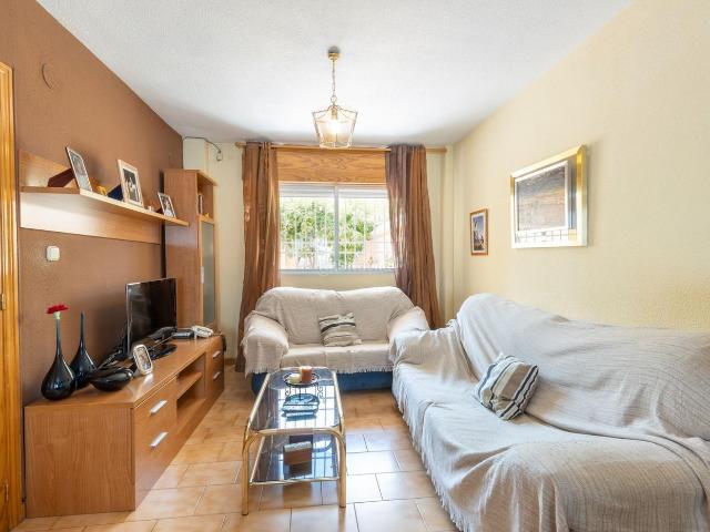 Casa adosada en venta en Armilla, Avda. De los Ogíjares. Vivienda adosada con patio, terraza y garaje en Armilla. Casas adosadas.