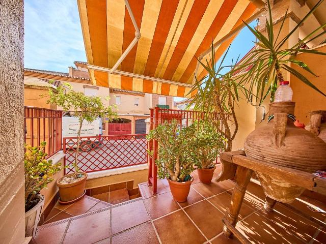 Casa adosada en venta en Armilla, Avda. De los Ogíjares. ADOSADA en Armilla, Urb. muy tranquila a 8min del metro. Casas adosadas.